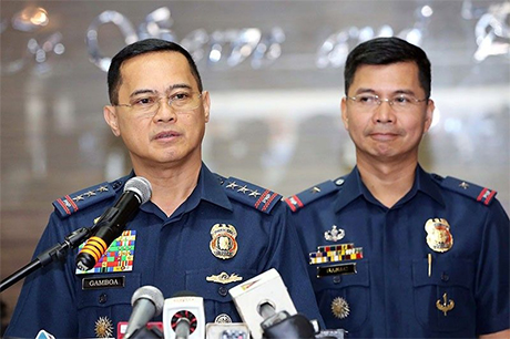 新任菲律宾国家警察署总监阿尔奇•弗朗西斯科•冈巴阿（Archie Francisco Gamboa）中将（左）昨天在克雷姆营面对媒体。在他旁边的是菲律宾国家警察署发言人伯纳德•巴纳克（Bernard Banac）准将。