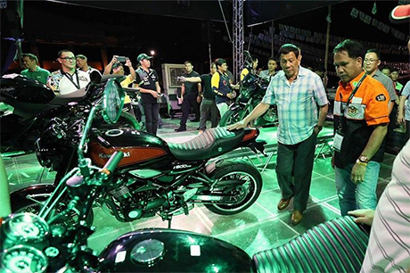 2018年4月2日，菲律宾全国摩托车俱乐部联合会在黎牙实比市派那兰达（Peñaranda）公园举行第24届年会摩托车展，总统罗德里戈•杜特地（Rodrigo Duterte）悠闲地欣赏着。星期三晚上，杜特地总统卷入了一次小型摩托车事故。
