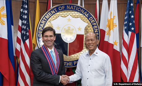 美国国防部长埃斯珀（Mark Esper）2019年11月19日会见菲律宾防长洛伦扎纳。