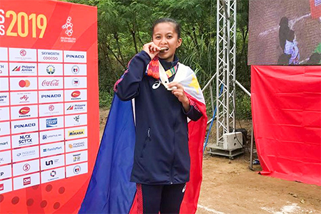在2019年12月2日举行的东南亚运动会山地自行车下坡赛中，菲律宾运动员李•丹尼斯•贝尔吉娜获女子组冠军。