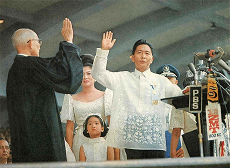 马可仕（前白衣者）於1965年当选菲律宾总统，於1972年宣布戒严後，展开14年独裁统治，被视为菲律宾贪腐最严重的总统。
