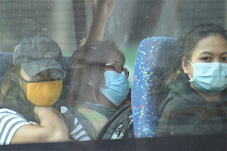 2020年1月30日，戴着口罩的乘客坐在马尼拉的公共汽车上。菲律宾于1月30日报告了第一例武汉肺炎病例，这是一名从武汉抵达的38岁中国妇女。 她于1月21日来到菲律宾，4天后寻求医疗救助，幷被送进医院进行测试。
