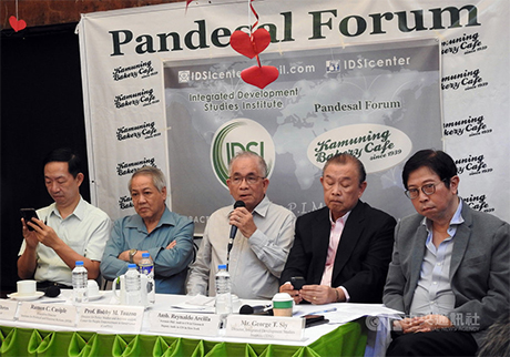 菲律宾政治分析家杜松（中）丶前外交官阿西亚（右2）丶综合发展研究所（IDSI）所长李栋梁（右1）17日在媒体人李天荣主办的「面包论坛」上主张退出菲军队访问协定对菲国有利。