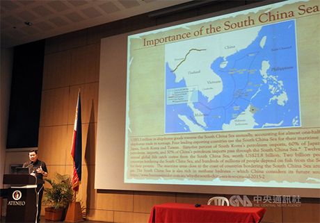菲律宾最高法院前大法官卡皮奥27日在马尼拉雅典耀大学，以「我们在西菲律宾海的主权」为题发表演说。