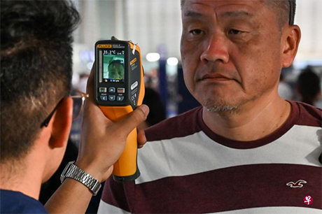 菲律宾出现冠病病例後，机场加强了防疫措施，对所有搭客测量体温。