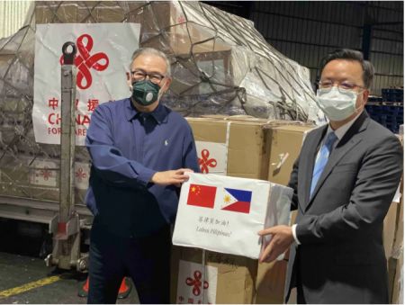 △图为中国驻菲律宾大使黄溪连(图右)和菲律宾外长洛钦(图左)共同赴机场迎接中国援助物资的到来,并出席在机场货场举行的简短交接仪式。 △图为中国驻菲律宾大使黄溪连(图右)和菲律宾外长洛钦(图左)共同赴机场迎接中国援助物资的到来,并出席在机场货场举行的简短交接仪式。