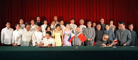 △图为1975年6月9日，中国国家总理周恩来与菲律宾总统马科斯签署中菲建交公报。