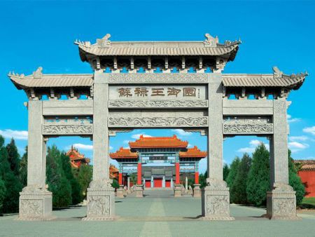 △全国重点文物保护单位苏禄国东王墓园,位於山东省德州市,是一个以王墓丶祠庙丶御碑亭丶牌坊丶甬道和清真寺为主的陵园式古建筑群。 △全国重点文物保护单位苏禄国东王墓园,位於山东省德州市,是一个以王墓丶祠庙丶御碑亭丶牌坊丶甬道和清真寺为主的陵园式古建筑群。