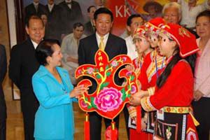 △2009年1月16日，菲律宾总统阿罗约在总统府会见了中国四川地震灾区中学生访菲团。图为三名身着民族服装的羌族学生把一个印有“吉祥如意”字样的红色羌绣吉祥包赠送给阿罗约总统。