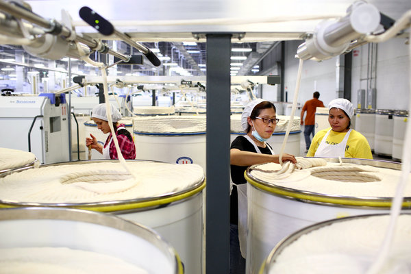 倪美娟和受培训员工在科尔集团位於南卡罗来纳州的棉纺厂里。