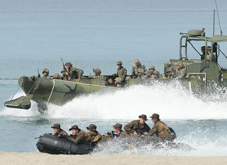 菲律宾与美国陆战队官兵举行夺岛演练。