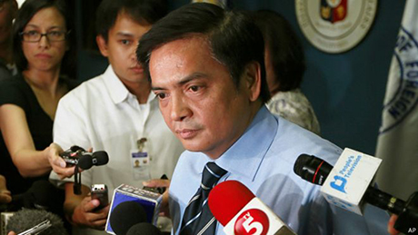 菲律宾外交部发言人查理斯·何塞在记者会上表示，中国援引维也纳公约要求给予这对夫妇「刑事管辖豁免权」，并把他们移交给中国官员。