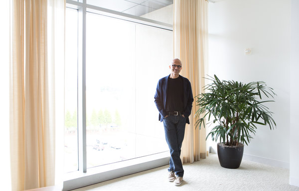 微软首席执行官萨蒂亚•纳德拉和其他高管正在考虑从Windows系统中获得利润的新方式。