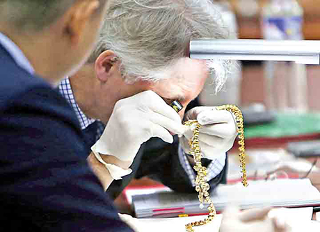 菲律宾当局今天展示镶有大小如弹珠钻石的项炼，以及其他从前独裁者马可仕（Ferdinand Marcos）家族没收的珠宝，准备进行可能高达数百万美元的拍卖。