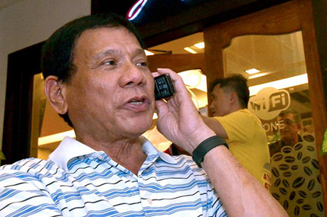 昨天下午，候选人递交竞选证书截止时间後，杜特地接受广播电台的电话访问时说：“我不想当总统。……我不想愚弄菲律宾人民。”
