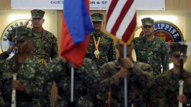 美军陆战队第三远征军司令肯尼迪准将（左一）：若是有人挑战菲律宾的主权，盟友将迅速做出反应。