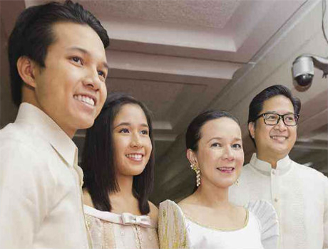 格丽丝•傅（左三）今日宣布角逐下届总统，菲律宾选民详细了解到她的儿子布里安丶女儿汉娜丶丈夫尼尔，夫妻俩还有另外一个女儿叫尼卡。