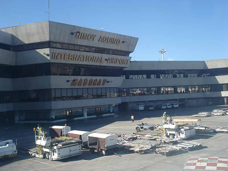 菲律宾政府正在考虑招进引投资者来实现已有33 年历史的马尼拉机场现代化.