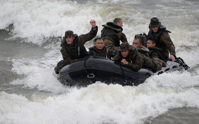 2013年9月18日，菲律宾三描礼士省，美国和菲律宾海军士兵参加两国联合两栖登陆演习。(资料图)