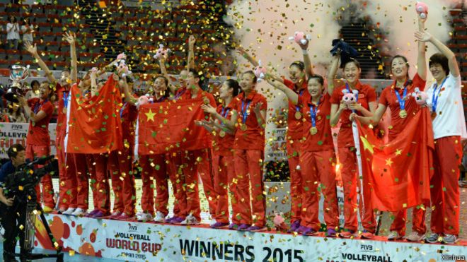 在日本举行的女排世界杯比赛中，中国队以三比一击败东道主日本队，以10胜1平积30分的成绩夺冠