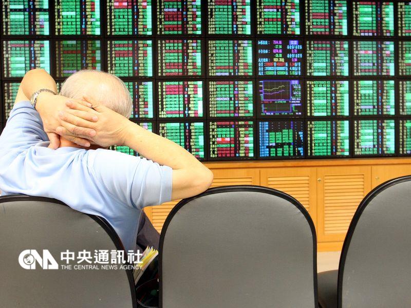 美国联准会暂不升息，欧美股市重挫，台股21日开盘下跌101.64点，失守8400点关卡。（中央社档案照片）