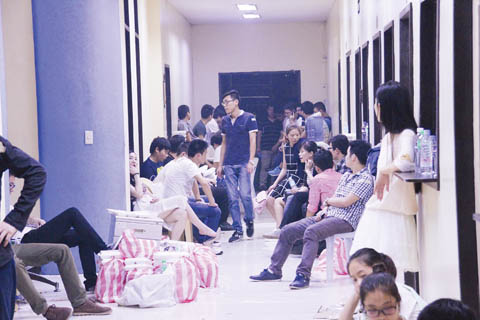 在巴兰玉计市被拘捕的中国大陆和台湾人昨天被拘押在岷里拉市王城内移民局办公室。